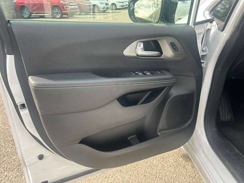 Used 2025 Chrysler Pacifica Select FWD image 10