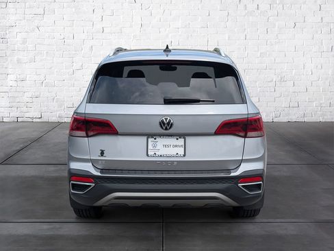 Used 2023 Volkswagen Taos SE w/ Panoramic Sunroof Package FWD image 6