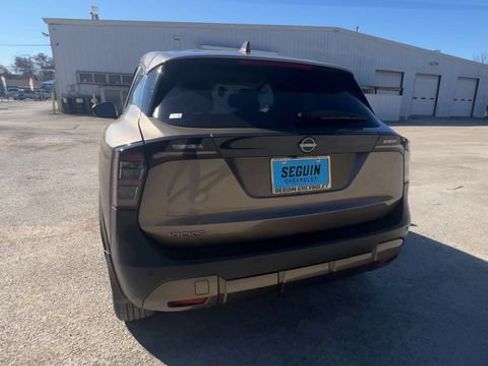 Used 2025 Nissan Kicks SV w/ Charging Package image 7