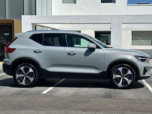 Certified 2025 Volvo XC40 B5 Plus AWD/4WD image 3