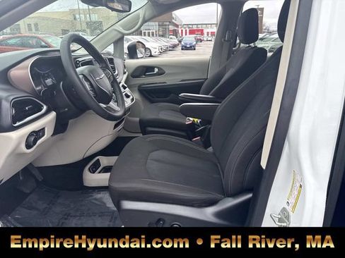 Used 2023 Chrysler Voyager LX image 19