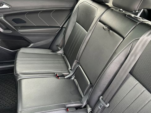 Used 2022 Volkswagen Tiguan SE w/ Panoramic Sunroof Package image 13