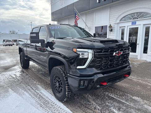 Used 2024 Chevrolet Silverado 2500 ZR2 w/ Technology Package image 3