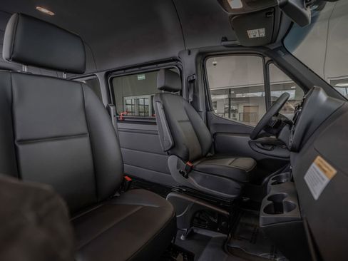 Used 2025 Mercedes-Benz Sprinter 3500 image 31