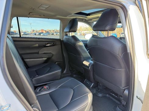 Used 2022 Toyota Highlander XLE image 11