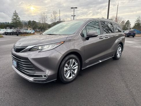 Used 2021 Toyota Sienna Limited image 3
