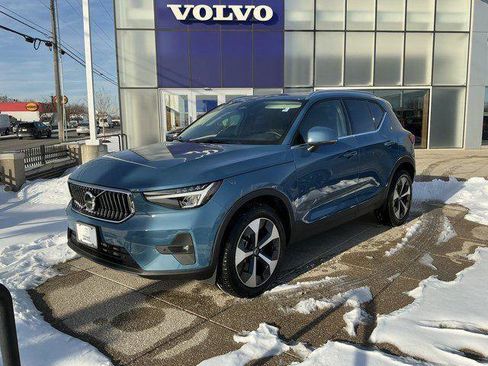 Used 2025 Volvo XC40 B5 Plus AWD/4WD image 2