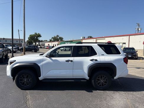 Used 2025 Toyota 4Runner SR5 AWD/4WD image 5