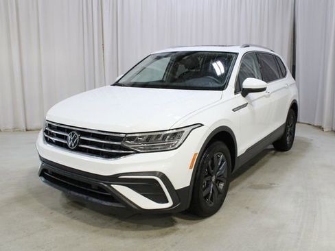 Used 2024 Volkswagen Tiguan SE w/ Panoramic Sunroof Package image 37