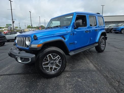 Used 2025 Jeep Wrangler Unlimited Sahara w/ Safety Group AWD/4WD image 2