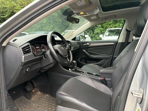 Used 2019 Volkswagen Jetta SE w/ Cold Weather Package FWD image 5