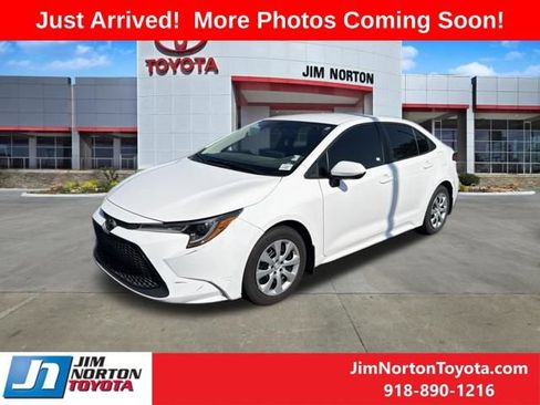 Used 2022 Toyota Corolla LE FWD image 2