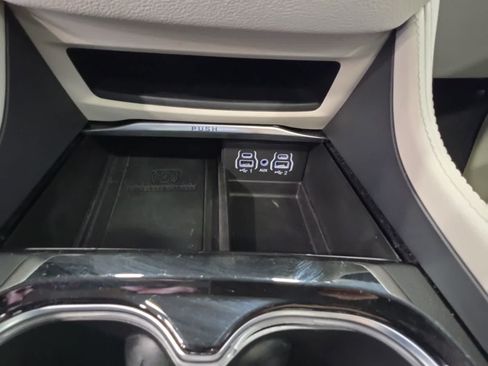 Used 2023 Chrysler Pacifica Limited FWD image 29