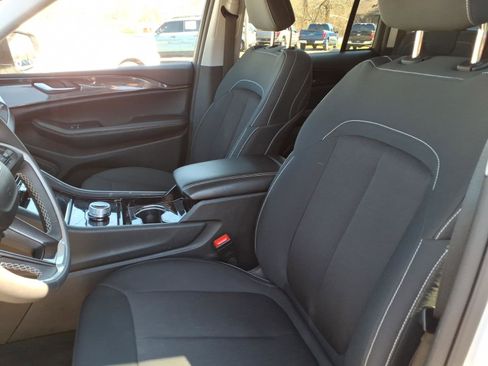 Used 2023 Jeep Grand Cherokee Laredo image 4