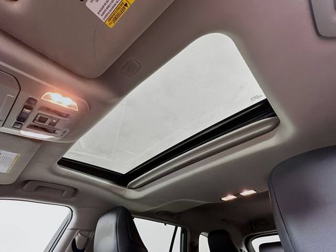 Used 2022 Toyota Highlander XLE AWD/4WD image 21