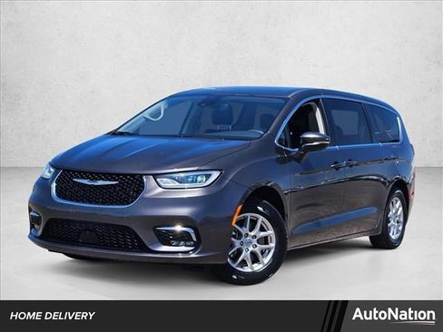 Used 2023 Chrysler Pacifica Touring-L FWD image 1
