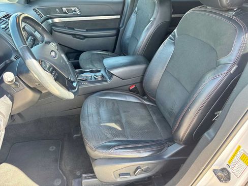 Used 2018 Ford Explorer XLT w/ Equipment Group 202A AWD/4WD image 15