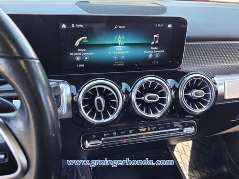 Used 2021 Mercedes-Benz GLB 250 4MATIC w/ Premium Package image 19