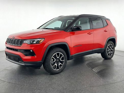 Used 2025 Jeep Compass Trailhawk image 3