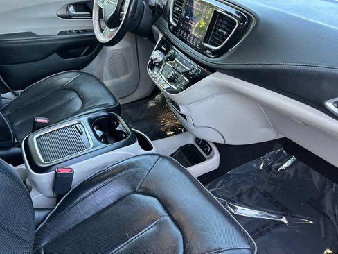 Used 2018 Chrysler Pacifica Limited FWD image 16