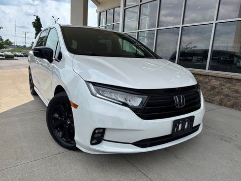 Used 2023 Honda Odyssey Sport image 2
