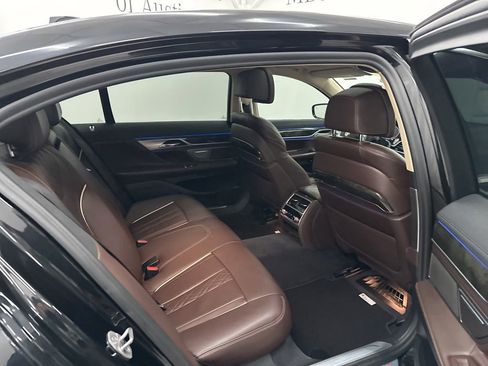 Used 2022 BMW 750i xDrive image 27