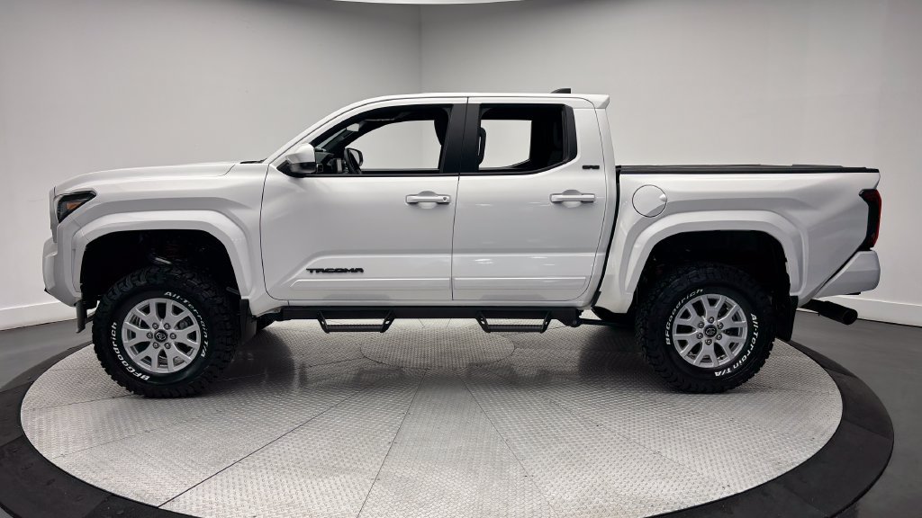 Used 2025 Toyota Tacoma SR5 AWD/4WD image 4