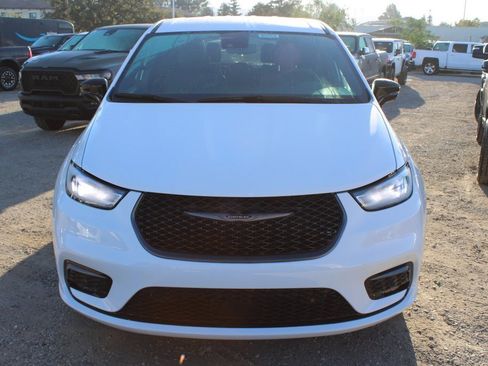 New 2026 Chrysler Pacifica Select image 2