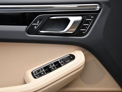 Used 2025 Porsche Macan image 33