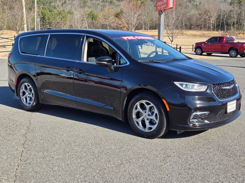 Used 2024 Chrysler Pacifica Limited FWD image 7