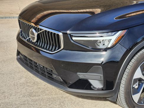 Used 2025 Volvo XC40 B5 Core w/ Protection Package Premier image 12