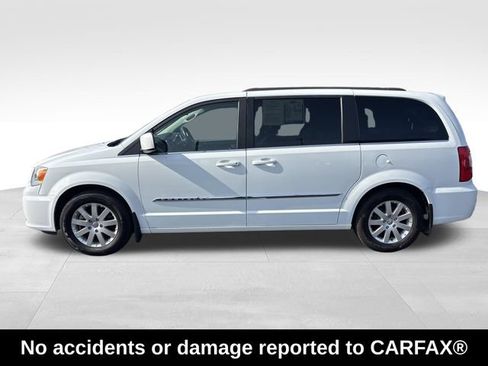 Used 2015 Chrysler Town & Country Touring FWD image 2