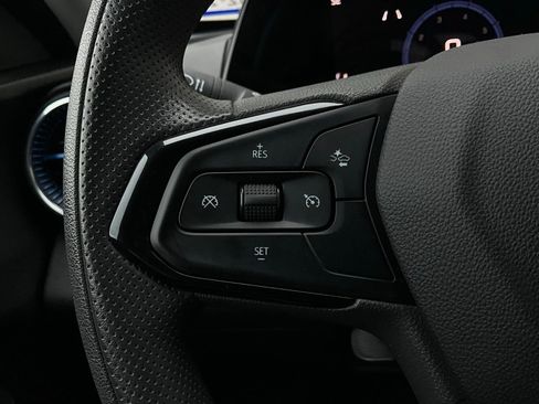 Used 2025 Chevrolet Trax LT image 32