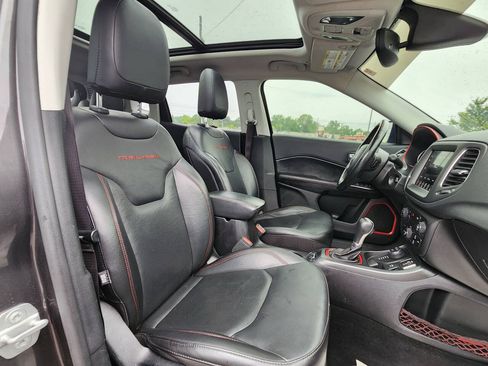 Used 2019 Jeep Compass Trailhawk w/ Leather Interior Group AWD/4WD image 18