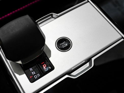 Used 2025 Land Rover Range Rover Long Wheelbase SE image 18