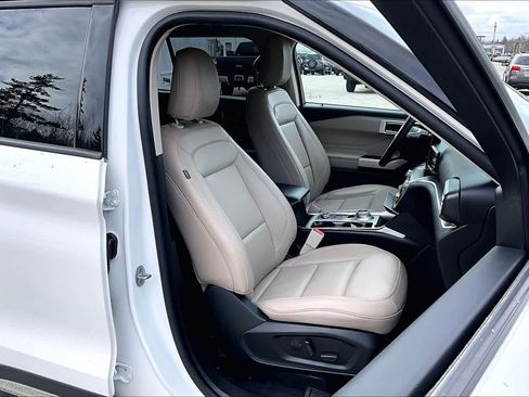 Certified 2023 Ford Explorer XLT w/ Equipment Group 202A AWD/4WD image 8