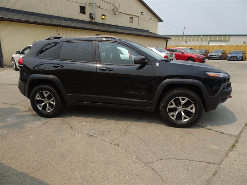 Used 2017 Jeep Cherokee Trailhawk w/ Cold Weather Group AWD/4WD image 4
