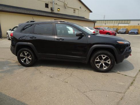 Used 2017 Jeep Cherokee Trailhawk w/ Cold Weather Group AWD/4WD image 4