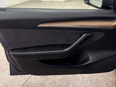 Used 2023 Tesla Model 3 Standard Range image 3