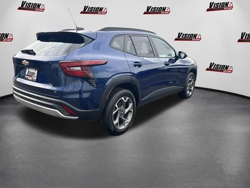 Used 2024 Chevrolet Trax LT w/ Sunroof Package FWD image 5