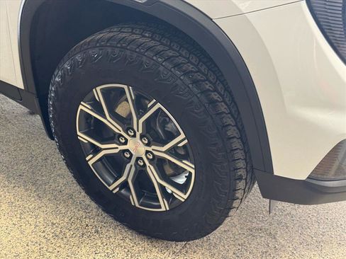 Used 2024 GMC Acadia AT4 w/ Luxury Package image 4