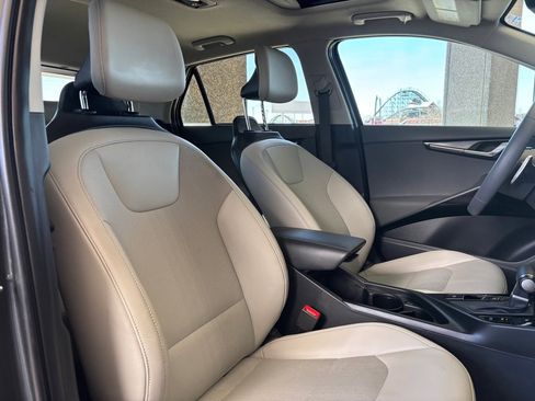 Used 2025 Kia Niro EX Touring image 32