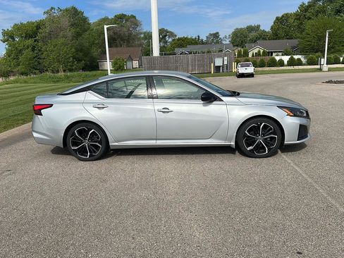 Used 2024 Nissan Altima 2.5 SR FWD image 2