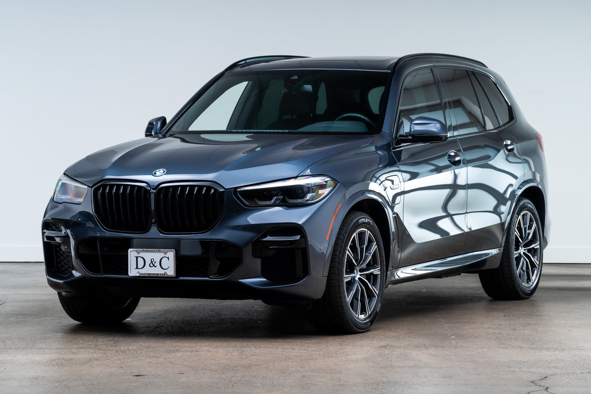 Used 2022 BMW X5 xDrive45e w/ M Sport Package AWD/4WD image 3