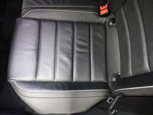 Used 2018 Volkswagen Golf R 4-Door image 17