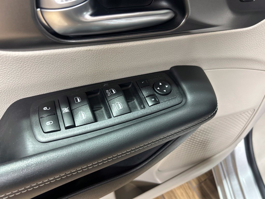 Used 2024 Chrysler Pacifica Limited FWD image 24