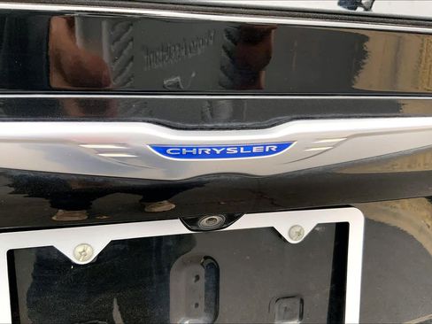 Used 2019 Chrysler Pacifica Touring-L image 9