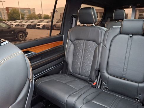 Used 2022 Jeep Grand Wagoneer Series III w/ Flexible Seating Group AWD/4WD image 18