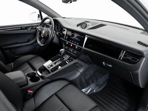 Used 2025 Porsche Macan image 24