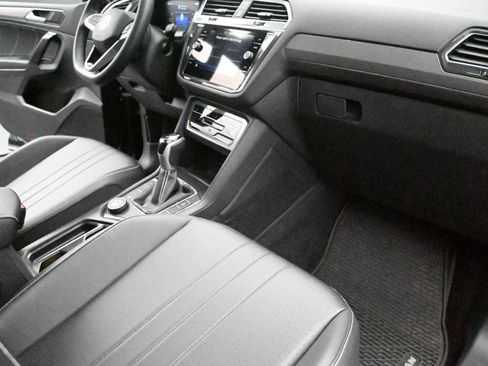 Used 2023 Volkswagen Tiguan SE w/ Panoramic Sunroof Package AWD/4WD image 16
